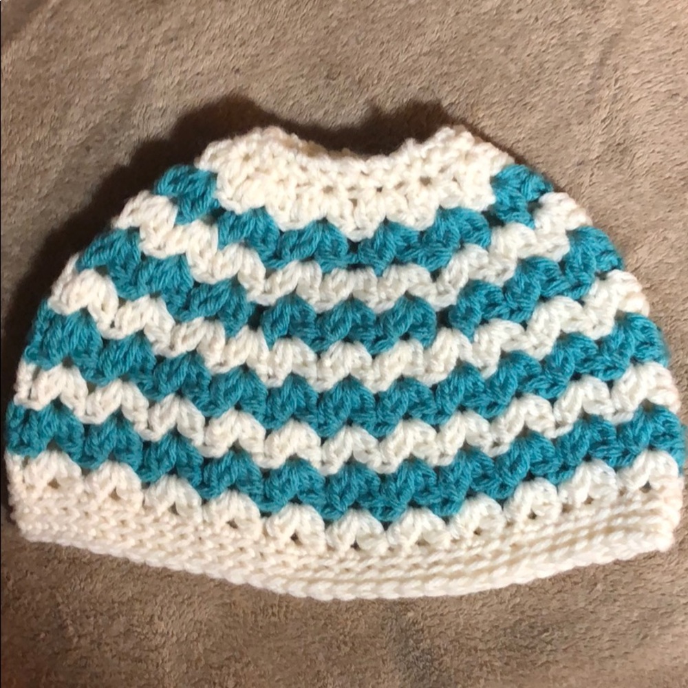 Turquoise and white v-stitch messy bun beanie